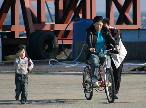 지난 2일 화창한 주말을 맞아 여수시 소호 요트경기장을 찾은 가족들이 나들이객이 자전거를 타고 있다