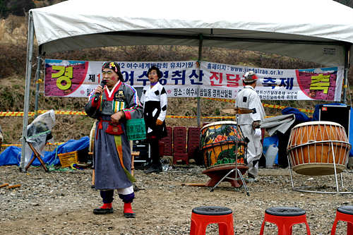 지난달 31일 영취산진달래축제 행사장에서 각설이 분장을 한 행사참가객들이 품바 타령을 공연하고 있다.