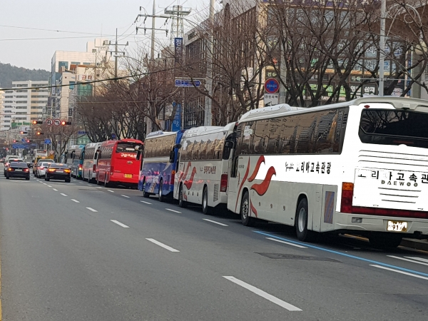 돌산 상포지구 토지매입자 수백여명이 2일 버스 10여대에 나눠타고 여수시청을 항의방문했다.