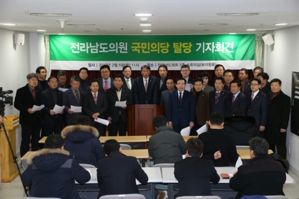국민의당 소속 전남도의회 의원들이 5일 기자회견을 열고 집단탈당을 선언했다.
