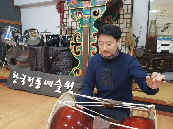 국악인 손웅씨가 이끄는 한국전통예술원이 여수지역 전통예술의 맥을 이어가고 있다.