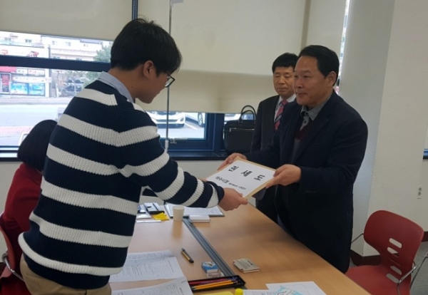 권세도 후보가 7일 여수시선거관리위원회를 찾아 예비후보등록을 마쳤다.