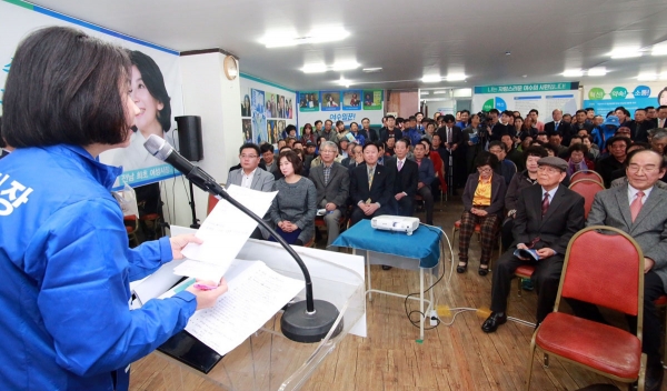 김유화 여수시장 예비후보가 17일 선거사무소 개소식을 갖고 본격 선거운동에 나섰다.