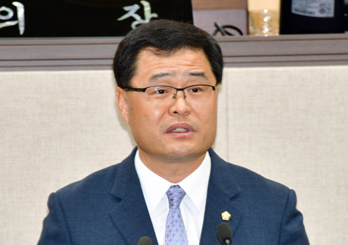 적극적인 박람회장 사후활용 정책을 촉구하고 있는 김종길 의원.
