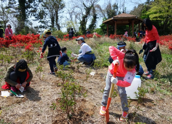 아이들과 함께 나무를 심고 있는 참가자들.