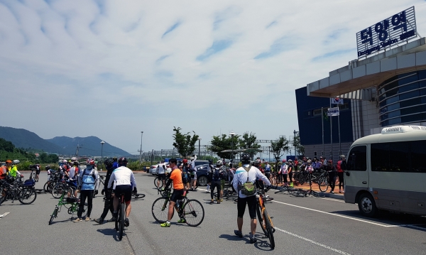 전국 자전거 동호인들이 23일 특별열차편을 이용 덕양역에 도착해 여수관광을 즐겼다.