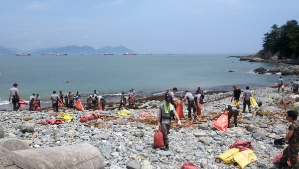 만덕동과 돌산읍 등 여수지역 일선 주민센터에서는 해수욕장 개장을 앞두고 해안에 밀려 든 쓰레기 수거작업으로 구슬땀을 흘렸다.