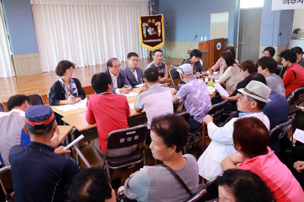지난 4일 중앙동주민자치센터에서 열린 공청회에서 시의원들이 주민들의 민원을 청취하고 있다.