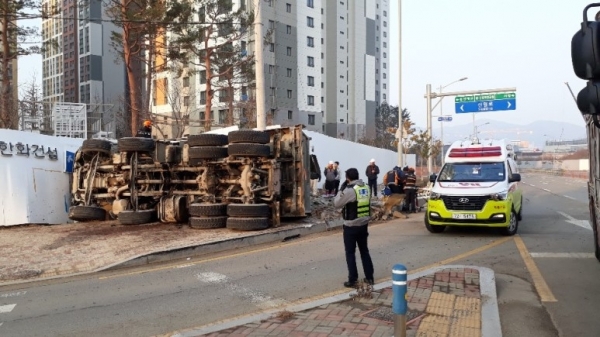 13일 오전 웅천 신축아파트 공사장 인근 도로에서 덤프트럭이 전복되는 사고가 발생했다.