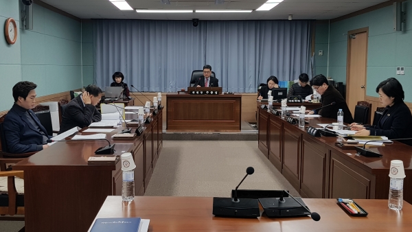 지난달 21일 열린 시의회 웅천특위 위원회 회의. 상당수 의원들이 불참한 가운데 열리고 있다.
