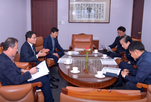 지난 11일 대전 한국수자원공사를 방문한 권오봉 여수시장(좌측 가운데)이 이학수 한국수자원공사 사장(우측 가운데)에게 여수국가산단 공업용수 확보를 요청하고 있다.
