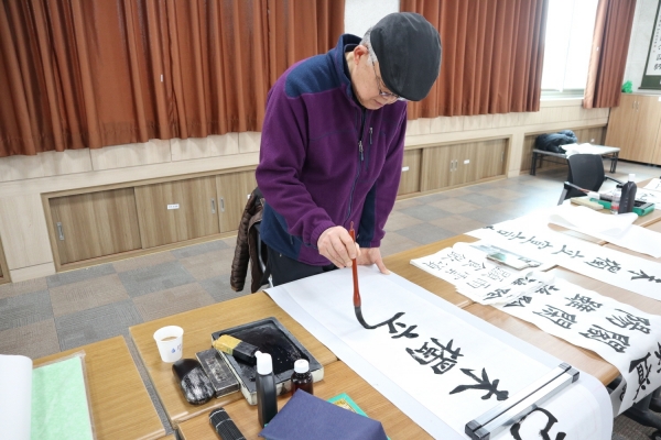 서예가 최문규 선생이 3.1운동 100주년을 맞아 '기미독립선언서' 전문을 제작해 쌍봉동 주민센터에 기증했다.