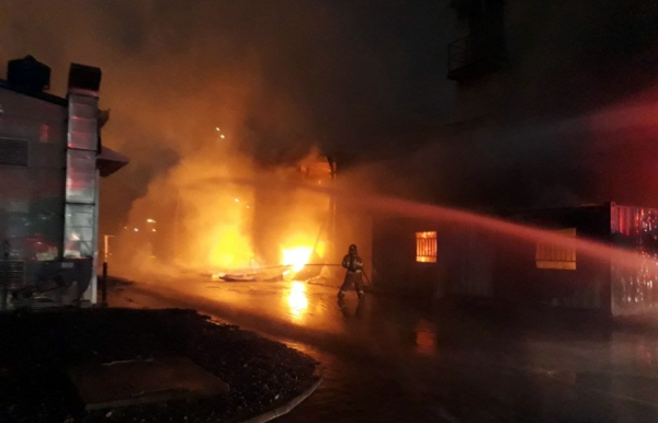 2일 여수산단내 한 화학공장에서 화재가 발생해 건물 2동이 불에 탔다.