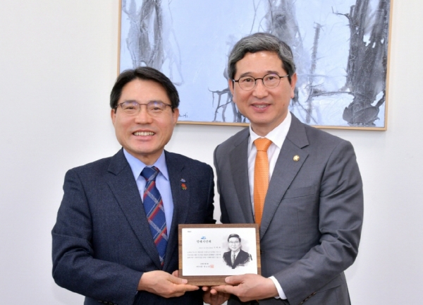 국회 김학용 환경노동위원장이 54번째 여수시 명예시민에 이름을 올렸다.