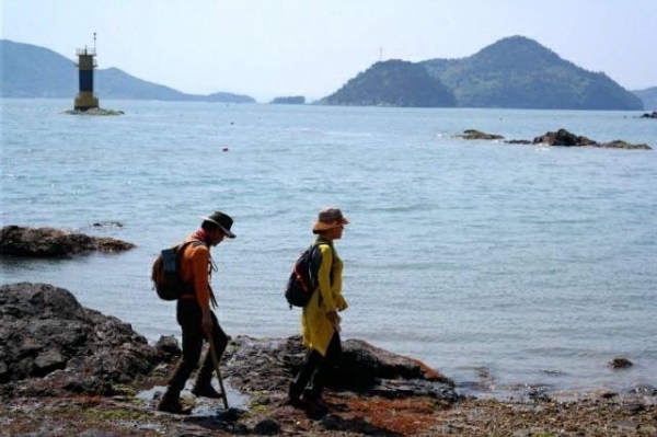 여수시가 일반인들을 대상으로 '여수에서 한달 여행하기' 프로젝트를 추진한다. 여수갯가길을 걷고 있는 여행객들.