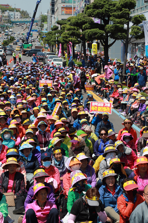 여수산단 인근 주민 2천여명이 대기오염물질 측정값 조작을 규탄하는 대규모 집회를 열었다.