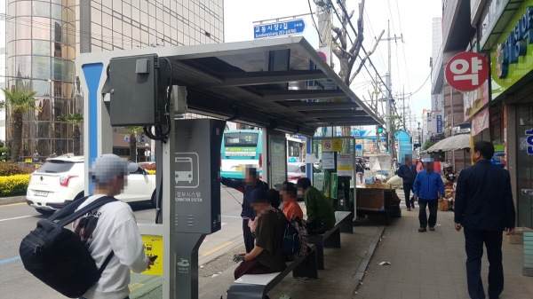 여수시가 시내버스 정류장에 에어커튼을 설치하는 사업을 추진한다.