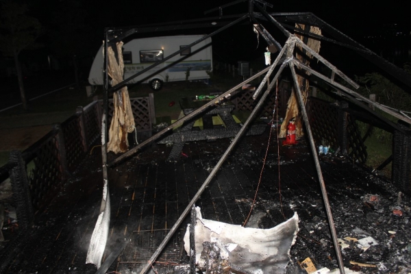 1일 밤 경도의 한 오토캠핑장에서 불이 나 카라반 한대가 전소됐다.