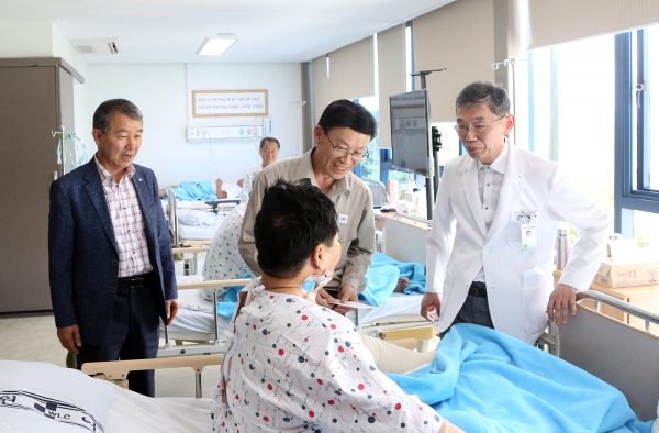 여천NCC가 올해도 어르신 무릎관절 수술 지원사업을 통해 22명의 어르신들의 수술을 도왔다. 수술을 받고 회복중인 어르신들을 방문해 위로하고 있다.