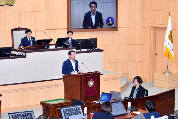 25일 열린 여수시의회 임시회에서 강재헌 의원인 신상발언을 통해 서완석 의장의 의회 운영을 비판하고 있다.