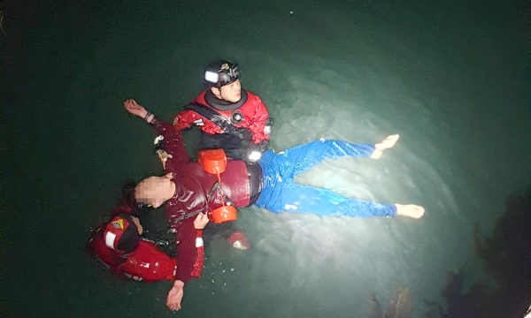 23일 새벽 30대 남성이 해양공원 인근 바다에 추락했다가 출동한 해경에 의해 무사히 구조됐다.