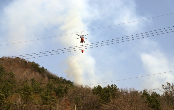 21일 마래산에서 산불이 발생해 소방헬기가 진화작업을 벌이고 있다.