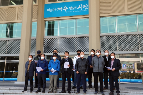 만흥동 주민들이 31일 시청 현관에서 기자회견을 열고 만흥위생매립장 사용 종료 약속이행을 촉구했다.