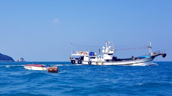 16일 오전 안도 인근 해상에서 낚시어선과 어선이 충돌해 낚시어선이 전복되는 사고가 발생했다.