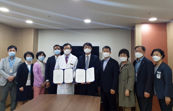순천 산재병원과 여수제일병원이 15일 진료협력 병원을 위한 업무협약을 체결했다.