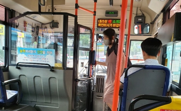 여수시가 대중교통 이용객에 대해 마스크 착용을 의무화하는 행정명령을 고시했다.