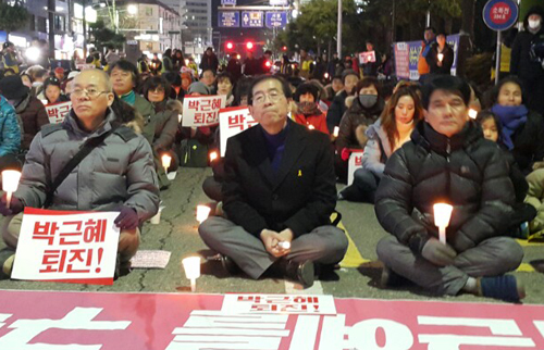 2016년 여수에서 열린 촛불집회에 참석해 시민들과 함께 하고 있는 박 시장.