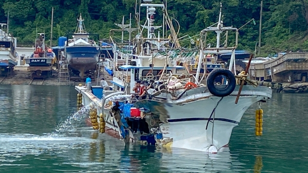 28일 여수 종화동 하멜등대 앞 해상에서 유조선과 충돌한 어선이 크게 파손돼 있다.