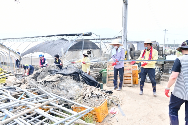 여수시의회 의원들과 직원들이 구례 수해 피해현장을 찾아 복구작업을 펼쳤다.