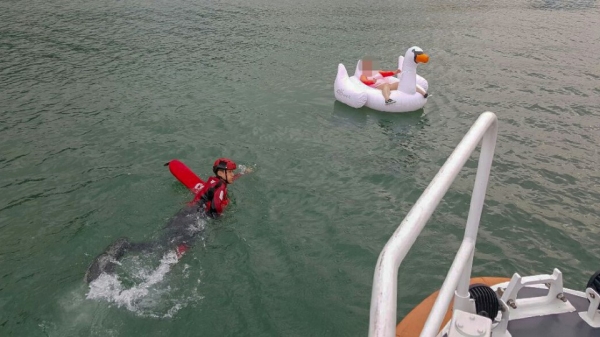 27일 오후 돌산 평사리 인근 해상에서 튜브를 타고 물놀이를 즐기다 표류하던 30대 여성이 해경에 구조되고 있다.