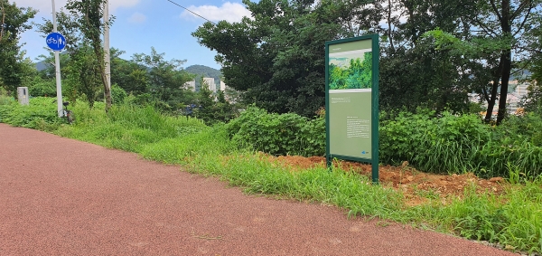 전라선 옛 철길공원 일부 구간에 지역 작가들의 예술작품이 설치돼 공원을 이용하는 시민들의 눈길을 사로잡고 있다.