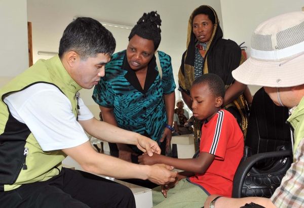 지구촌사랑나눔회 봉사단에 참여해 탄자니아에서 의료봉사활동을 하고 있는 심병수 원장.