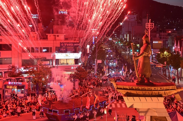 해마다 5월에 개최하던 여수거북선축제가 올해는 가을 개최를 결정했다.
