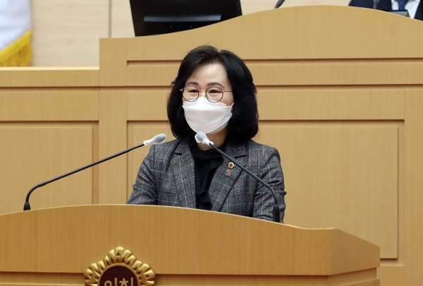 전남도의회 강정희 의원이 환경오염시설 통합관리권한의 지방 이양을 촉구하고 있다.