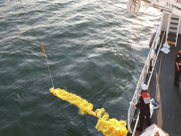 23일 오동도 앞 해상에서 기름 유출 사고가 발생해 해경이 긴급 방제 작업을 벌이고 있다.