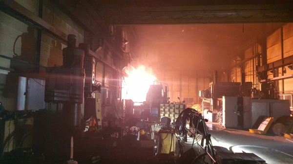 1일 밤 여수산단의 한 공장에서 화재가 발생했다.
