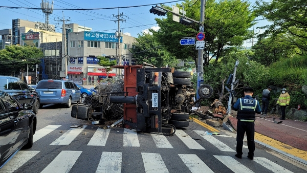 3일 오전 8시 40분께 시전삼거리 인근 도로에서 대형 폐기물 운반차량이 전도되는 사고가 발생했다.