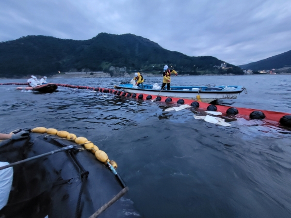 5일 여수 오동도 앞 해상에서 기름유출사고가 발생해 해경이 긴급 방제작업을 벌이고 있다.