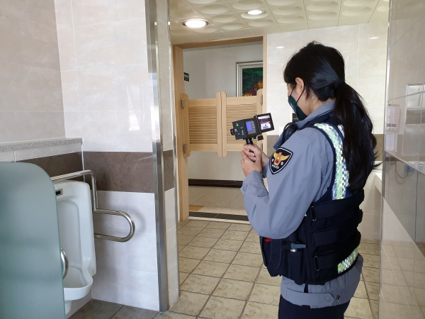 여수교육지원청이 여수경찰의 협조를 받아 교내 화장실 등에 불법카메라 설치 여부를 점검하고 있다.