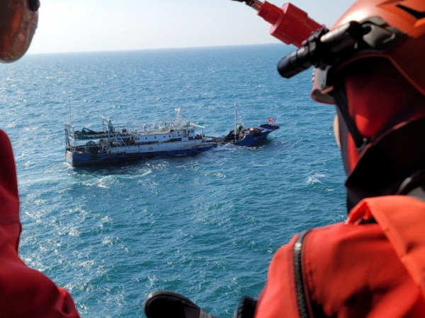 여수해경이 암초에 충돌해 침수중인 중국 어선에서 선원들을 구조하고 있다.