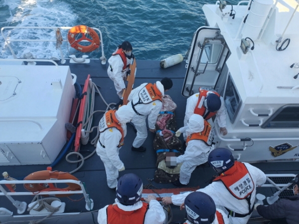 19일 여수 소리도 인근해상에서 조업중이던 어선에서 선원들이 집단 마비증상을 보여 해경이 긴급 이송조치했다.