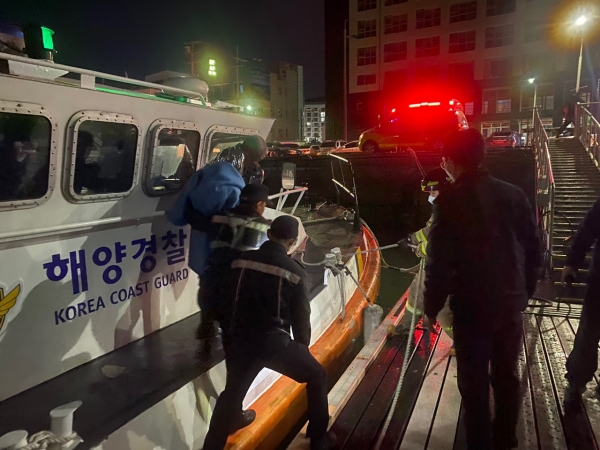 9일 밤 여수 국동항 인근에서 60대 선원이 바다에 추락해 해경에 의해 구조됐다.