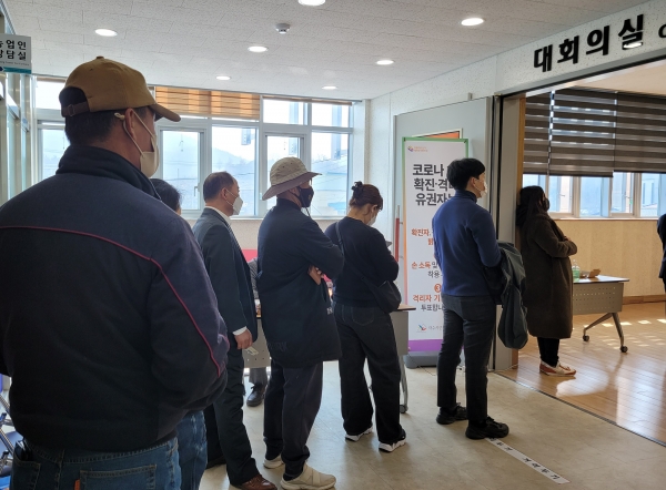 4일 여수지역 한 투표소에서 사전투표를 위해 시민들이 순서를 기다리고 있다.