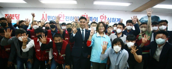 김종근 진보당 여수시의원 후보가 12일 후보등록과 함께 선거사무소 개소식을 갖고 선거 승리를 다짐했다.