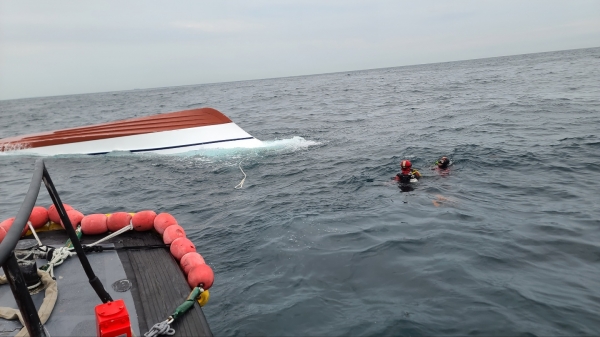 13일 오전 연도 인근 해상에서 선박간 충돌사고로 어선 한척이 뒤집히는 사고가 발생했다.