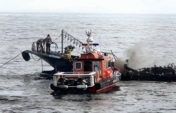 조업중이던 낚시어선에서 화재가 발생했지만, 인근 어선의 도움으로 인명피해는 발생하지 않았다. 여수해경이 화재를 진화하고 있다.
